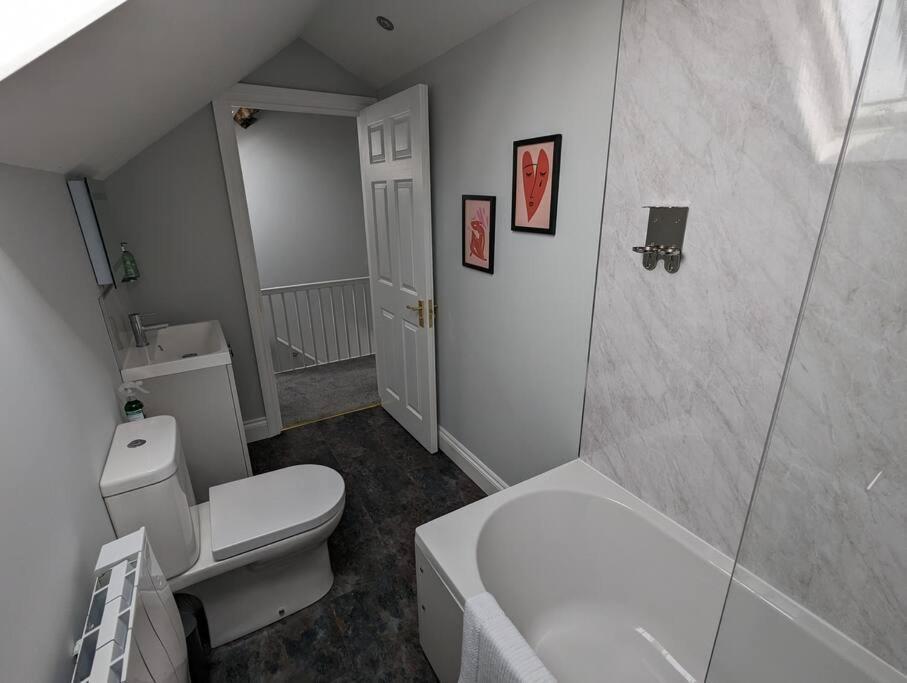 31 High Street - Modern & Stylish 2-Bed Apartment - Inc Parking Husbands Bosworth Eksteriør bilde
