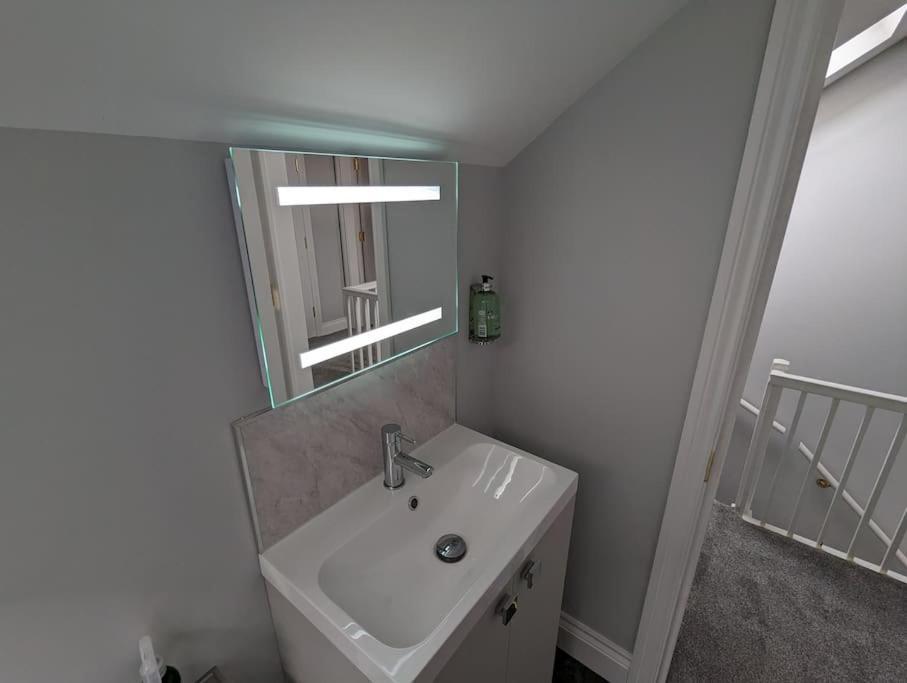 31 High Street - Modern & Stylish 2-Bed Apartment - Inc Parking Husbands Bosworth Eksteriør bilde